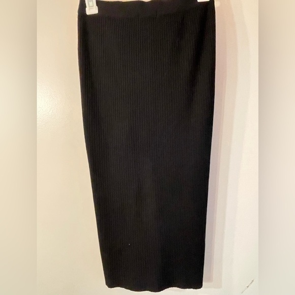 Luke gathered skirt black; perfect with white tee or dress up with blouse - Picture 2 of 4